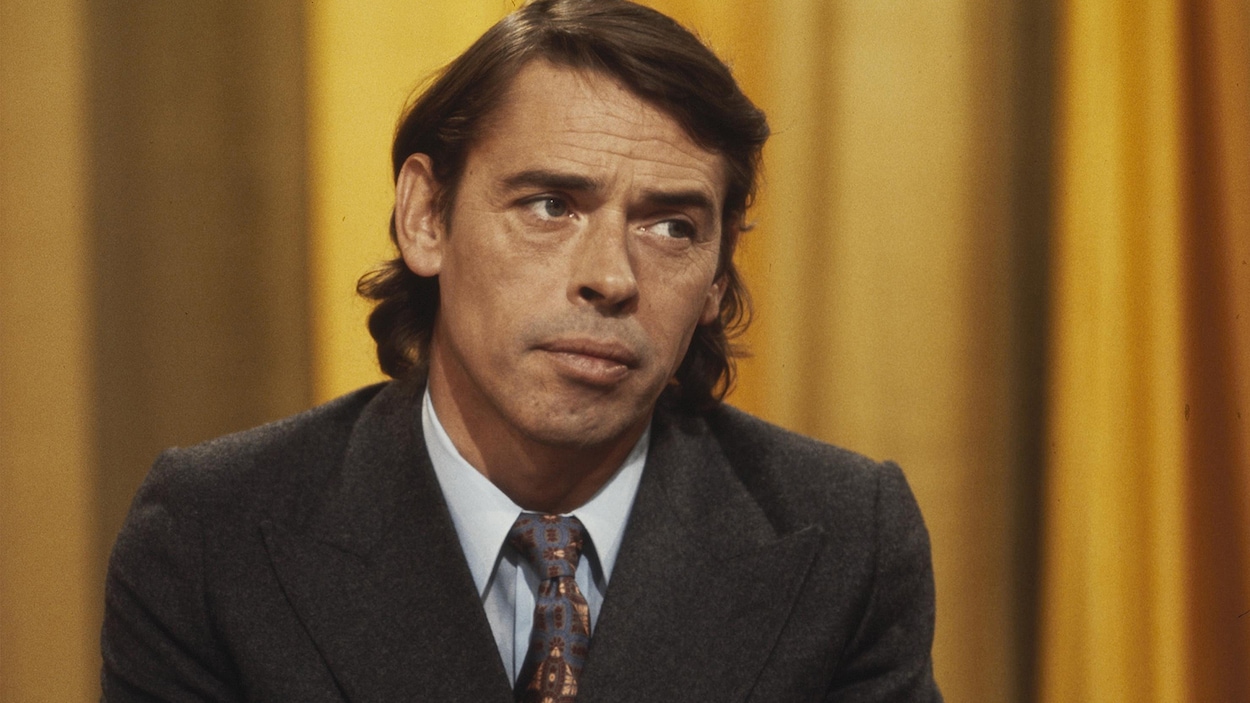 Jacques Brel en entrevue à la télévision en février 1972. Jacques Brel en entrevue à la télévision en février 1972.