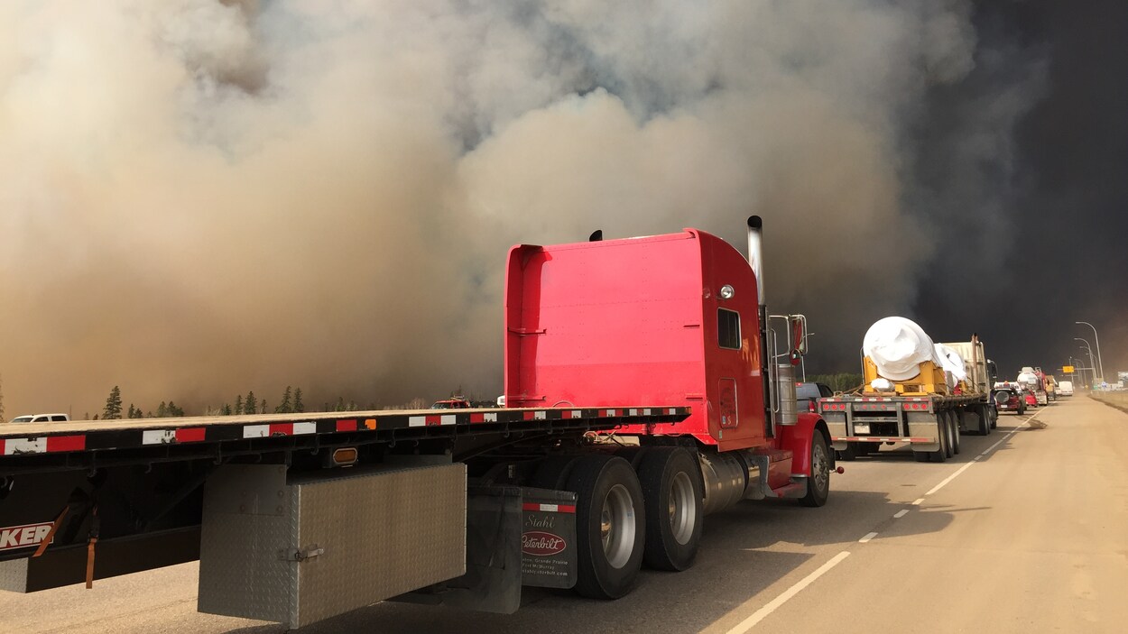 Des véhicules quittent la ville de Fort McMurray lors des feux de forêt en 2016.