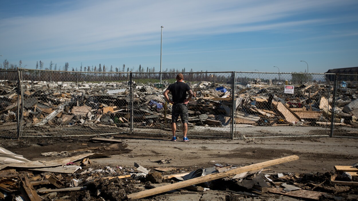 Un résident de Fort McMurray observe les ruines de sa résidence qui a été incendiée. Un résident de Fort McMurray observe les ruines de sa résidence qui a été incendiée.