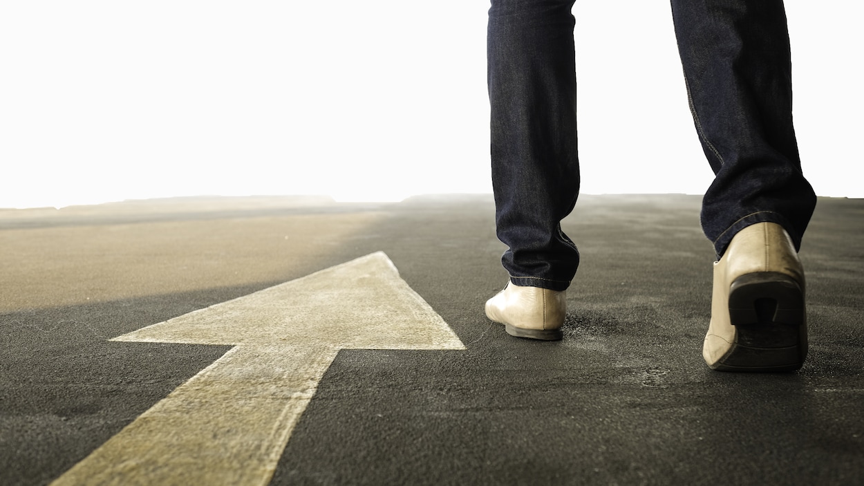 Des pas marchent vers la bonne direction. Des pas marchent vers la bonne direction.