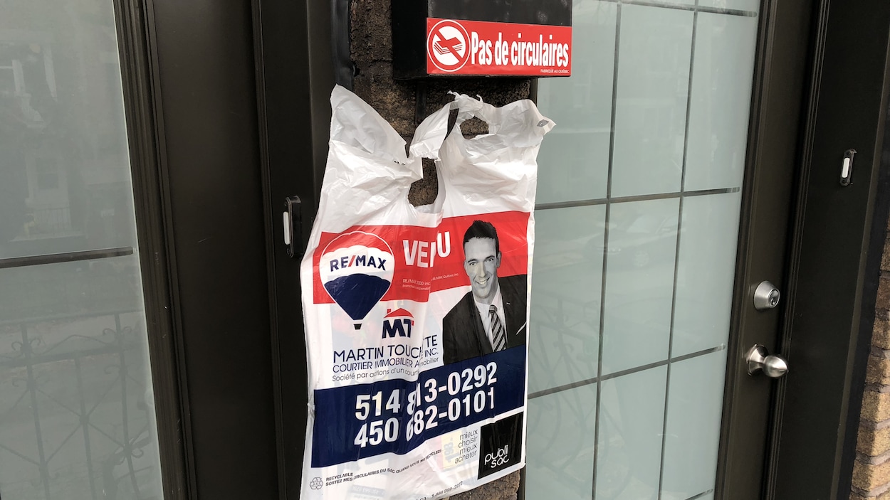 Un publisac accroché sous un autocollant qui dit « Pas de circulaires».