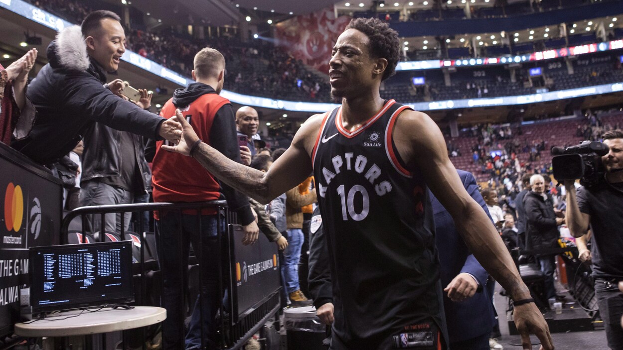 DeMar DeRozan est félicité par les partisans aprèsla victoire des Raptors contre les Mavericks de Dallas par la marque de 122-115 le 16 mars 2018. DeMar DeRozan est félicité par les partisans aprèsla victoire des Raptors contre les Mavericks de Dallas par la marque de 122-115 le 16 mars 2018.