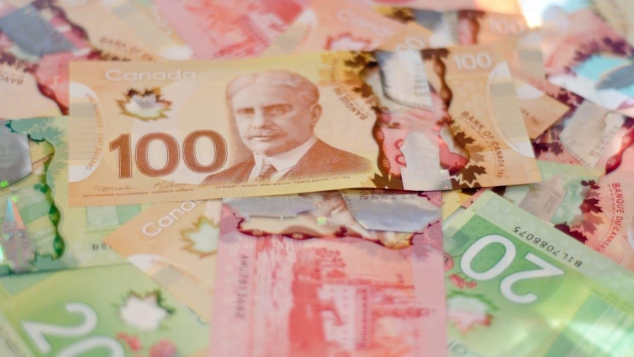 Des billets de 100$, 50$ et 20$.
