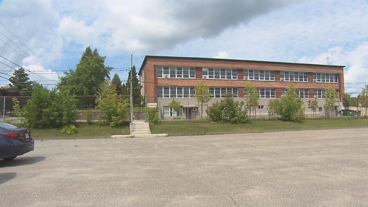 La cour du pavillon de la Relance, le bâtiment de la rue Sherbrooke, à Magog, qui accueillera temporairement les quelques 200 élèves de l’école Saint-Pie-X.