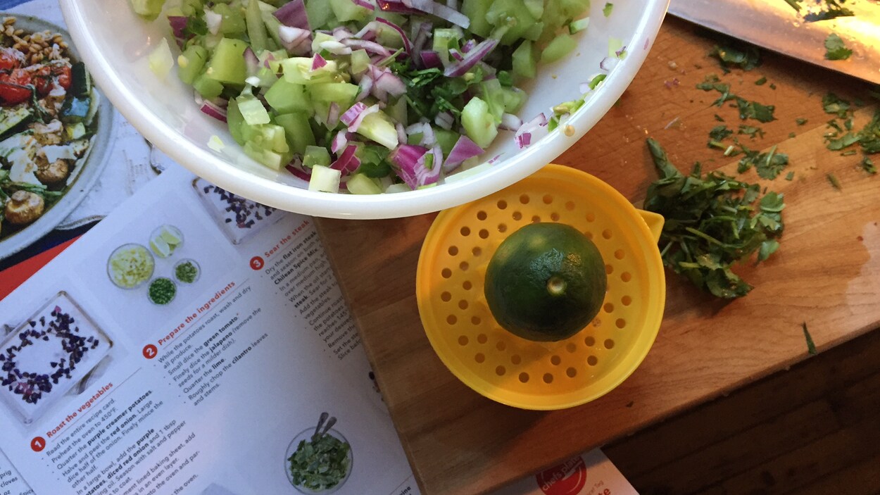 Préparation d'une salsa verde d'un service de livraison de repas prêts à cuisiner.