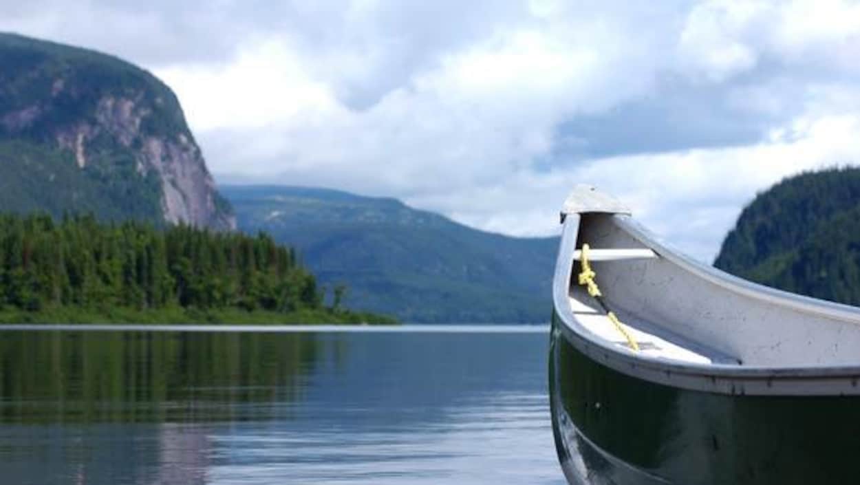 Canot sur l'eau à la Réserve faunique de Port-Cartier