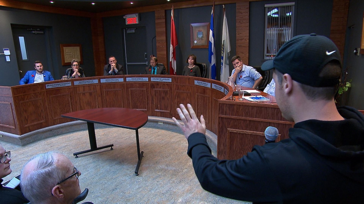 Homme, micro en main, discute avec le conseil municipal de Chandler