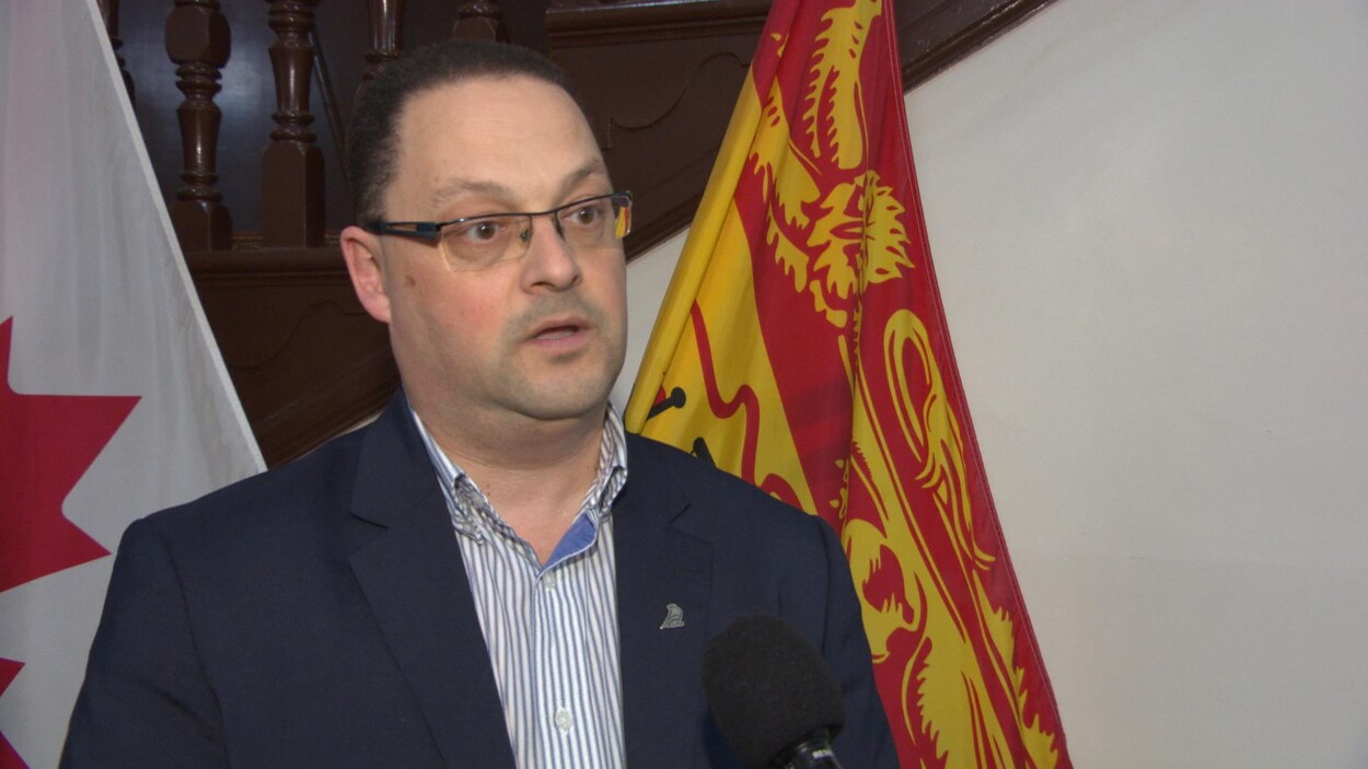 Donald Arseneault répond aux questions des journalistes