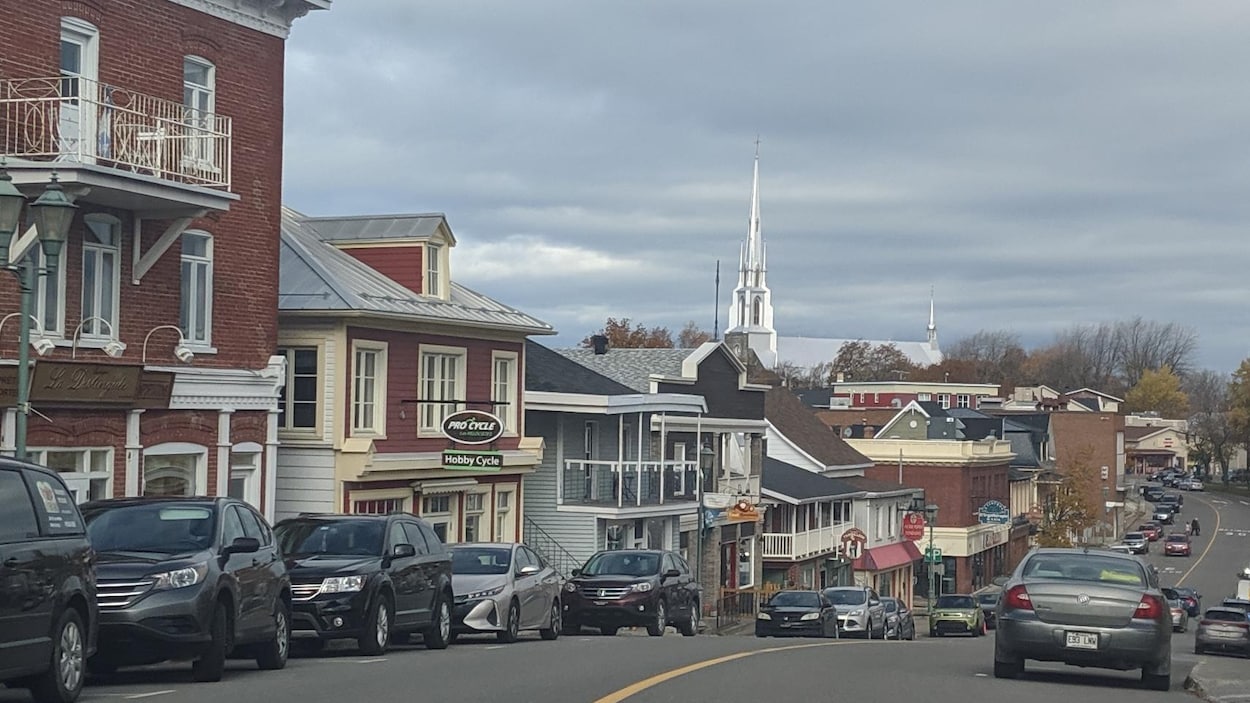 Une rue de Rivière-du-Loup avec l'église Saint-Patrice en arrière plan.