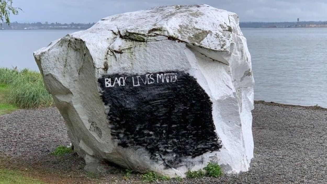 Le rocher de White Rock recouvert de peinture noire et du slogan Black Lives Matter.