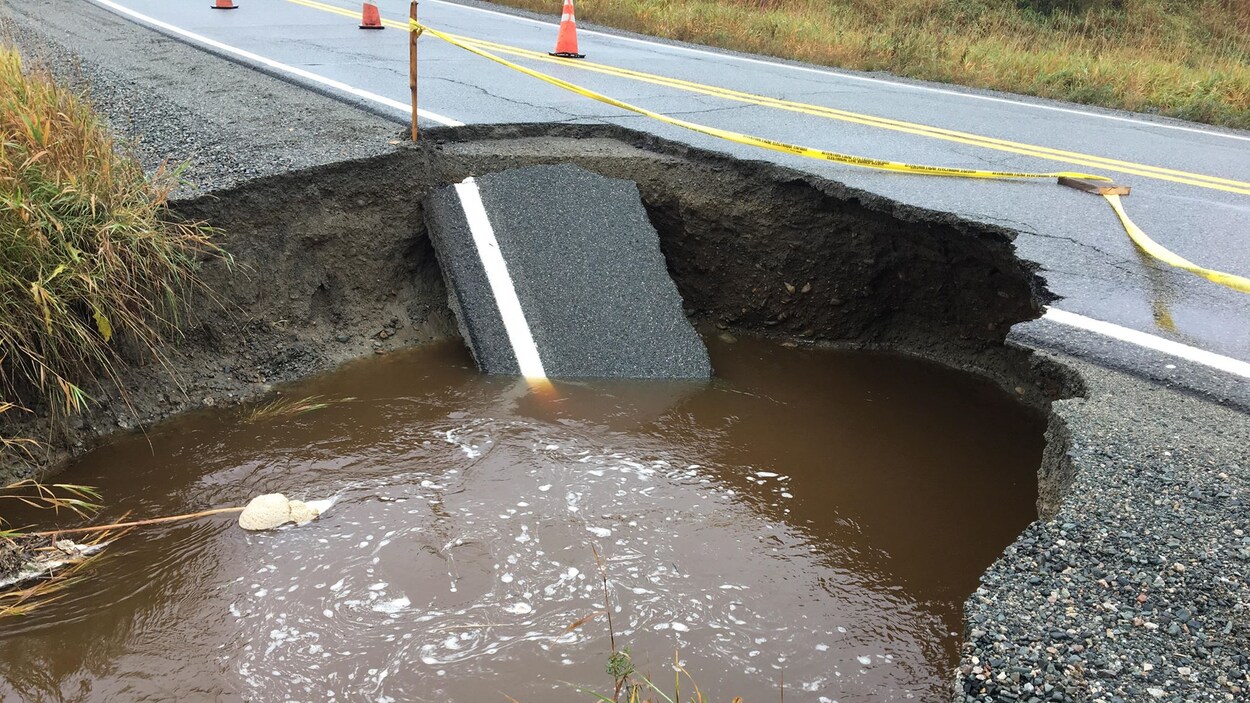 Une portion de la route d'Aiguebelle du quartier Mont-Brun à Rouyn-Noranda s'est affaissée en raison des fortes pluies. Une portion de la route d'Aiguebelle du quartier Mont-Brun à Rouyn-Noranda s'est affaissée en raison des fortes pluies.