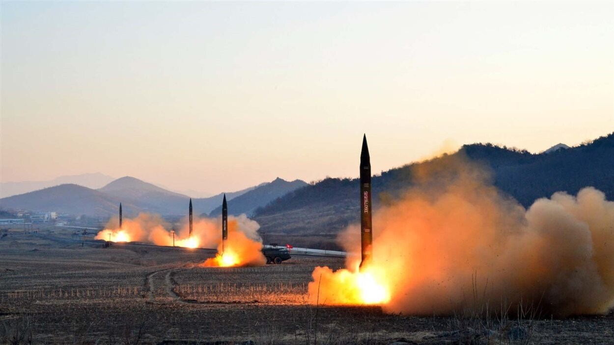 Cette photo de missiles balistiques lancés par la Corée du Nord a été dévoilée le 7 mars 2017 par la North Korea's Korean Central News Agency (KCNA).