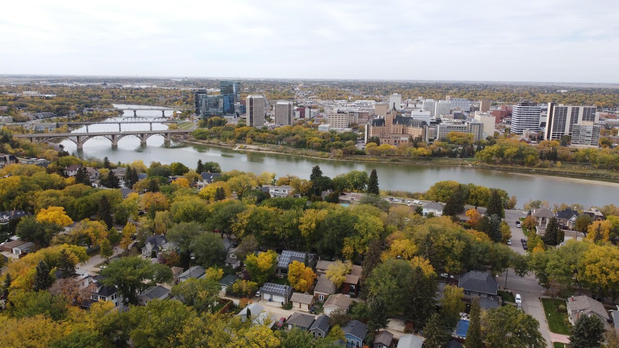 Vue aérienne de Saskatoon, de son centre-ville, des ponts et de la rivière Saskatchewan Sud au début de l'automne, les plaisanciers jouent sur la rivière.