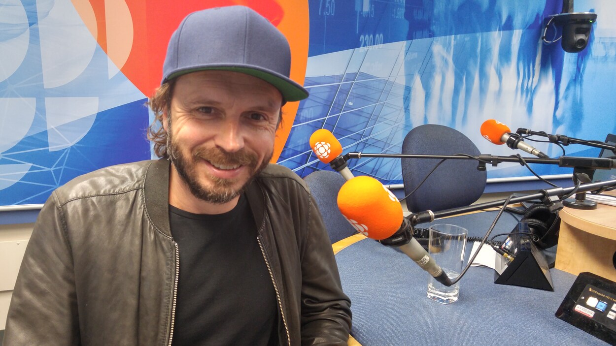 Sébastien Pilot dans le studio de Radio-Canada à Saguenay.