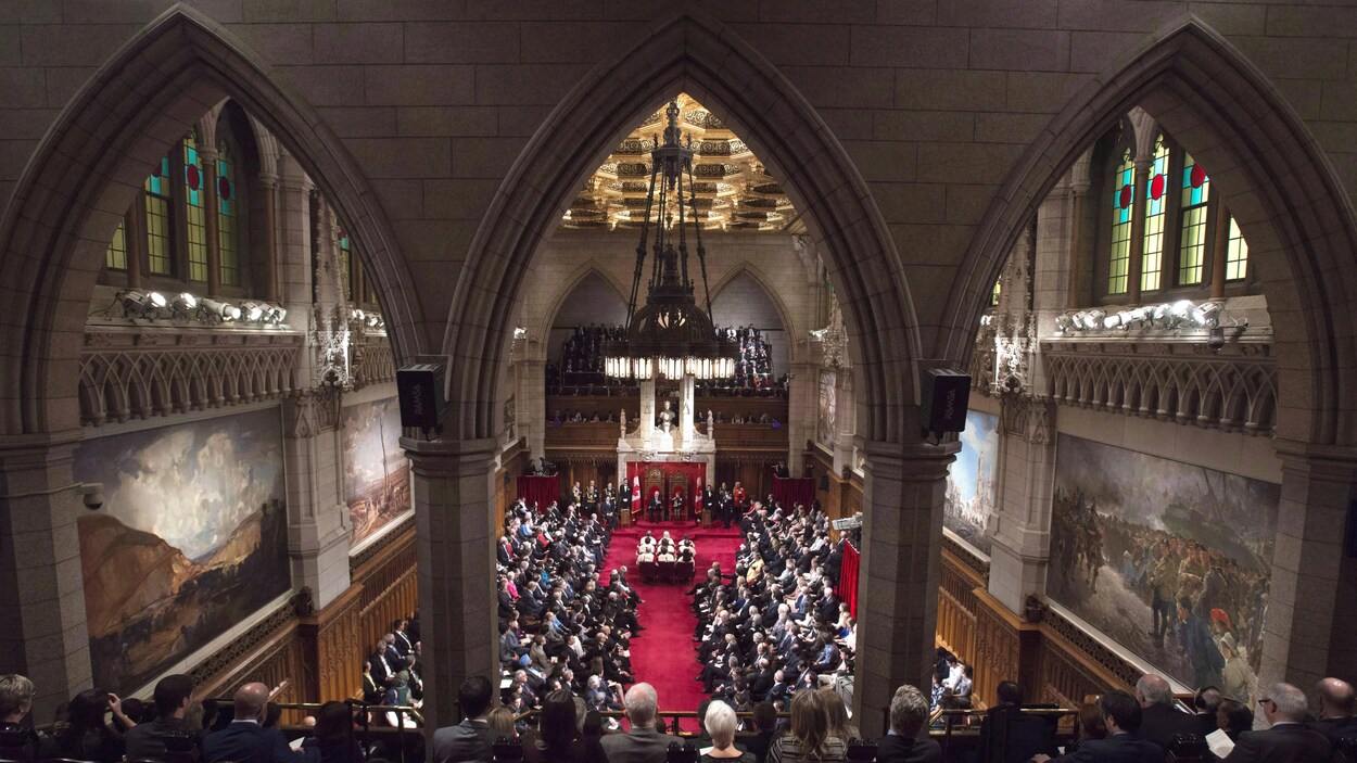 Des personnes sont rassemblées au Sénat canadien.