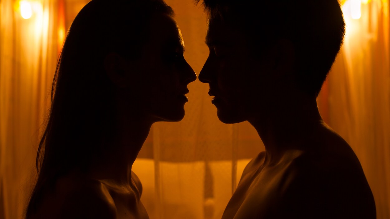 Un homme et une femme se regardent dans les yeux.