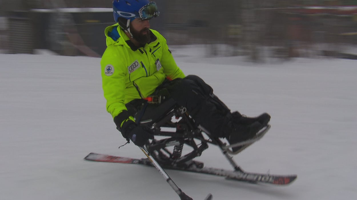 Un athlète en ski adapté dévale une pente à Bromont. Un athlète en ski adapté dévale une pente à Bromont.