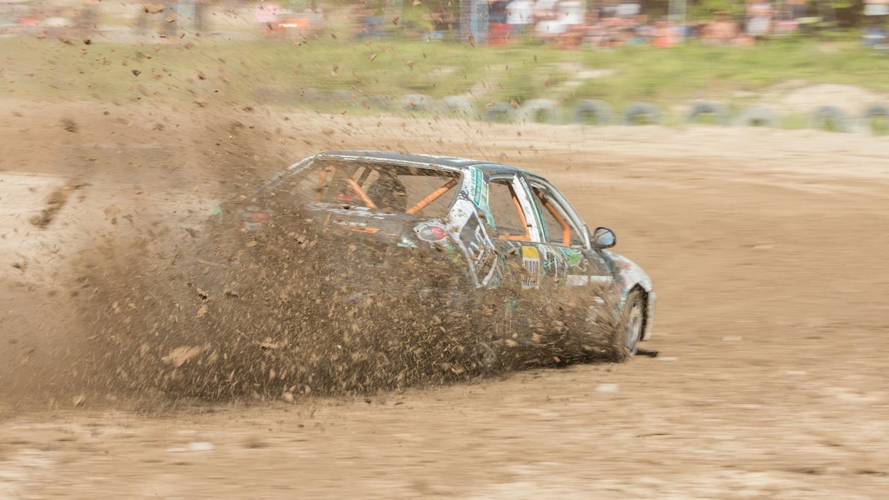 Voiture qui dérape dans une course de stock-car