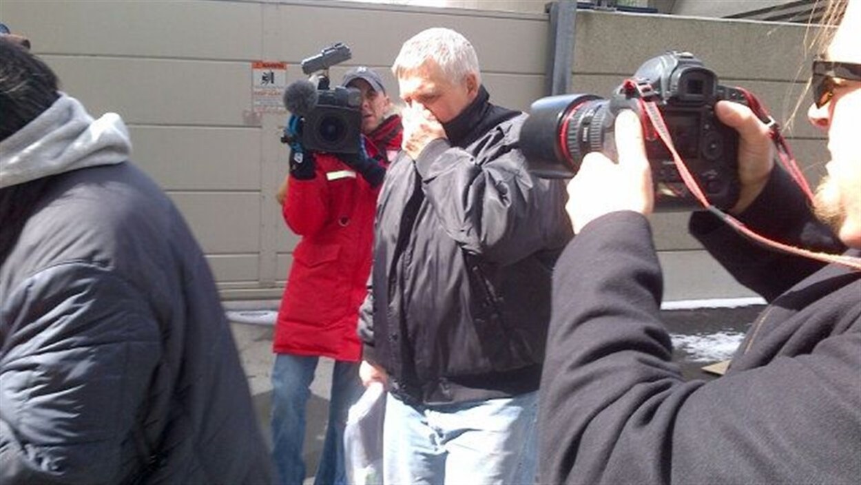 Gordon Stuckless à la sortie d'un poste de police (archives).