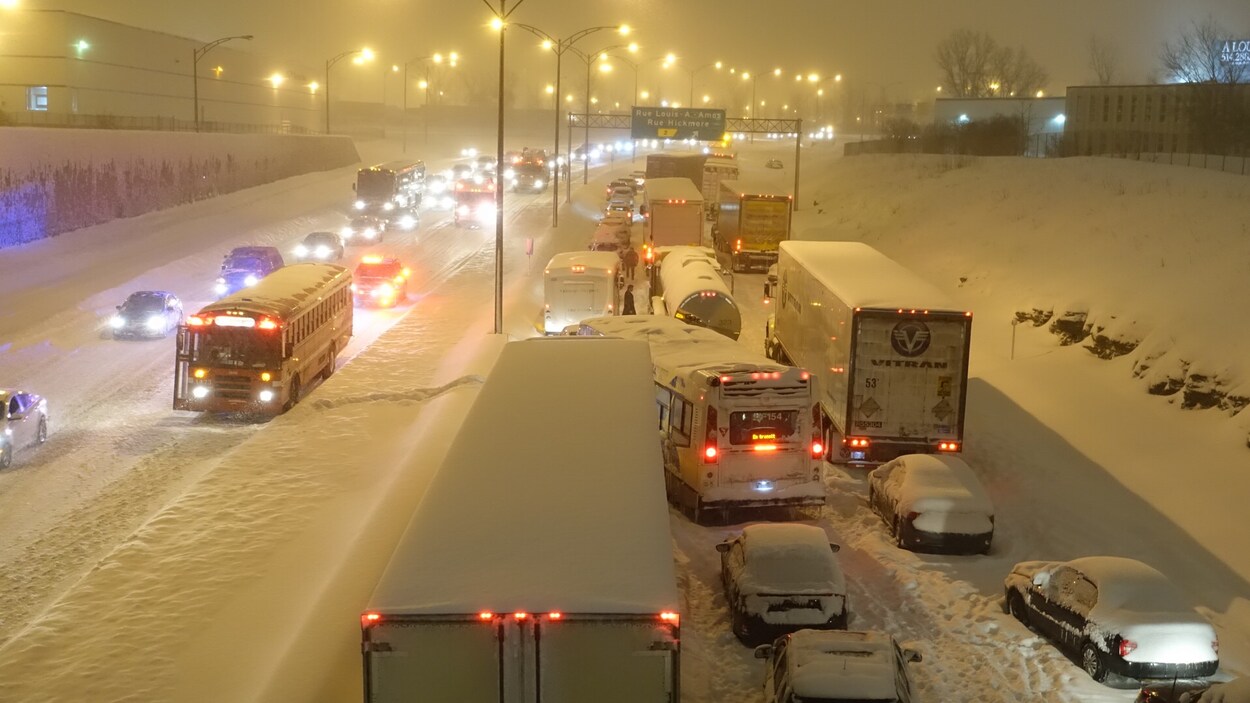 Des véhicules coincés sur l'autoroute 13 lors de la tempête qui a débuté le 14 mars. Des véhicules coincés sur l'autoroute 13 lors de la tempête qui a débuté le 14 mars.