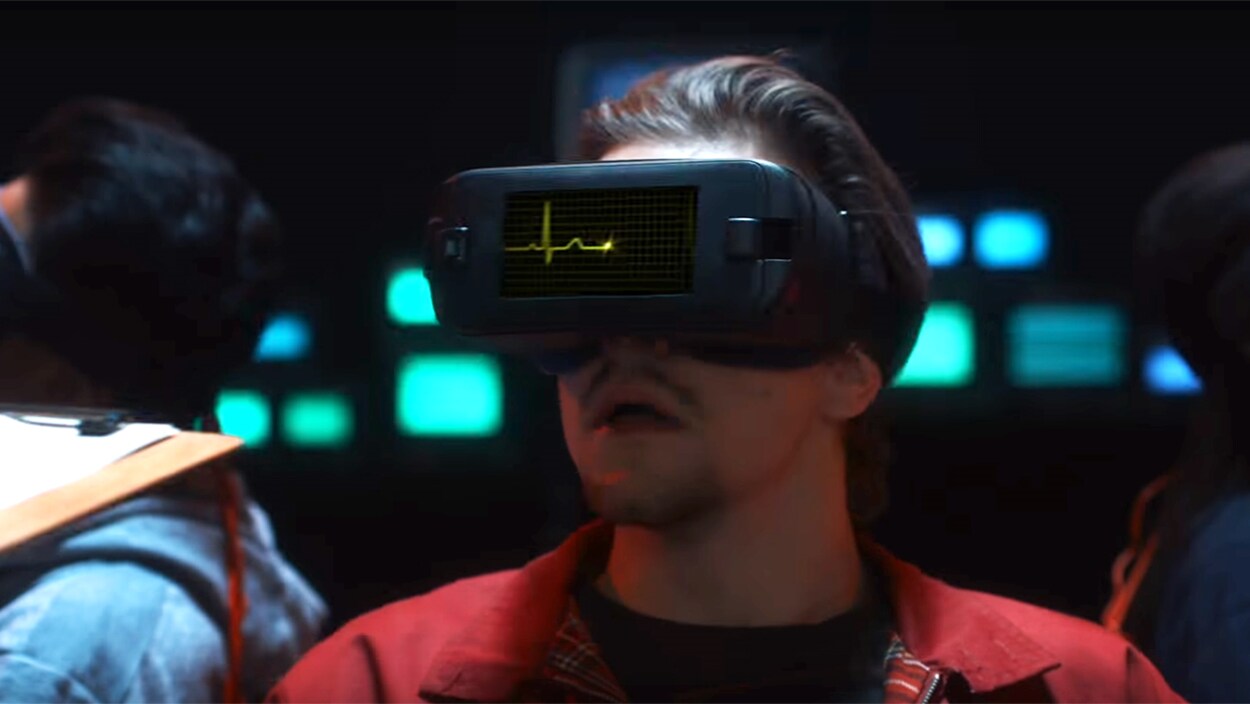 Un homme muni d'une casque de réalité virtuelle Un homme muni d'une casque de réalité virtuelle