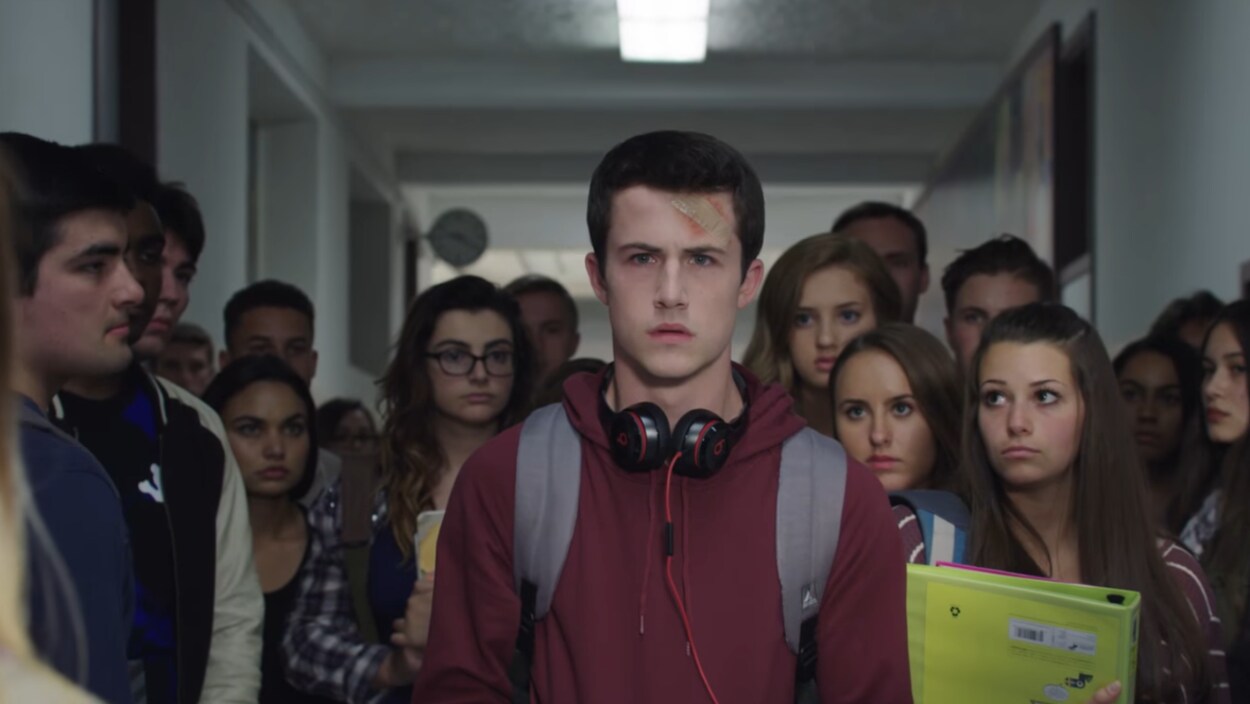 Dans la série 13 Reasons Why, on raconte les derniers jours d'une adolescente qui s'est suicidée après avoir été mêlée à des histoires de harcèlement sexuel et de cyberintimidation.