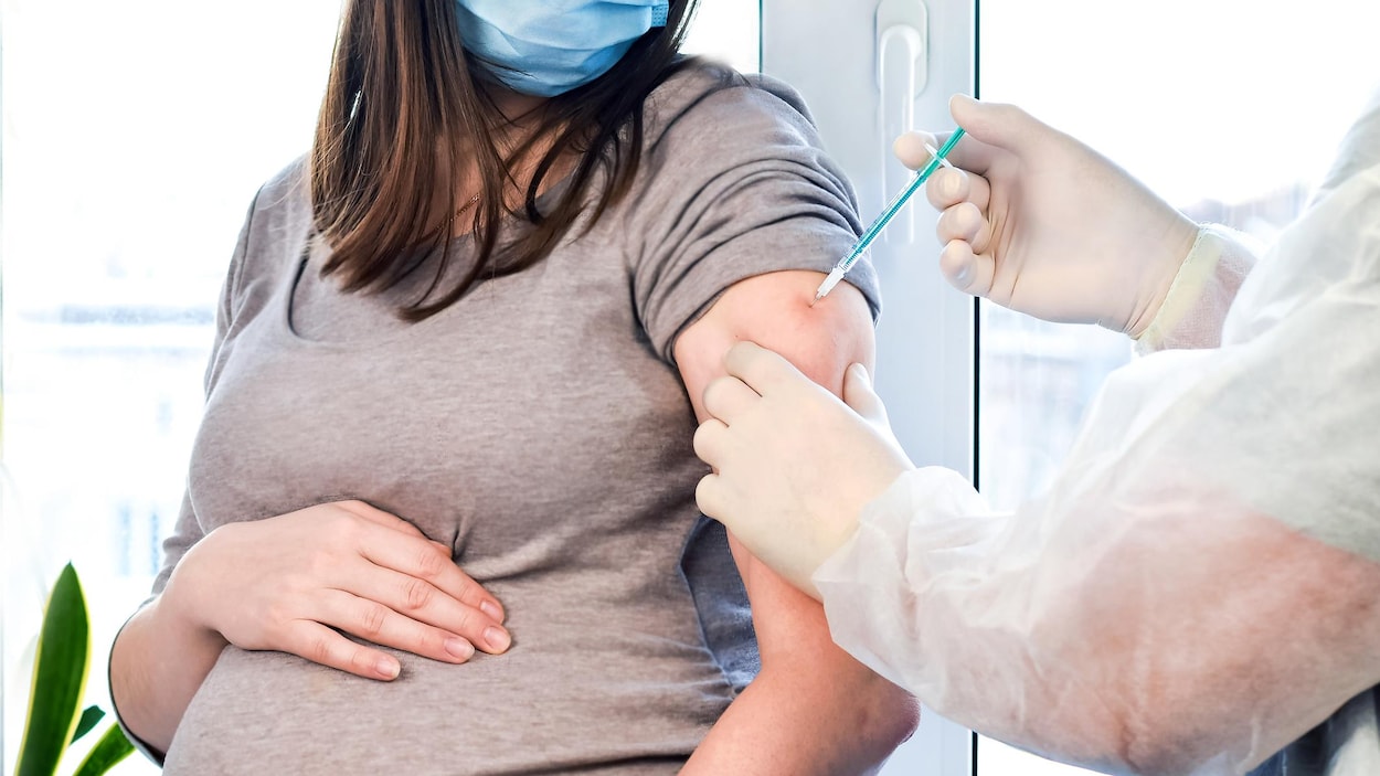 la dre reimer rappelle aux femmes enceintes l importance du vaccin pour elles et leur bebe coronavirus radio canada ca
