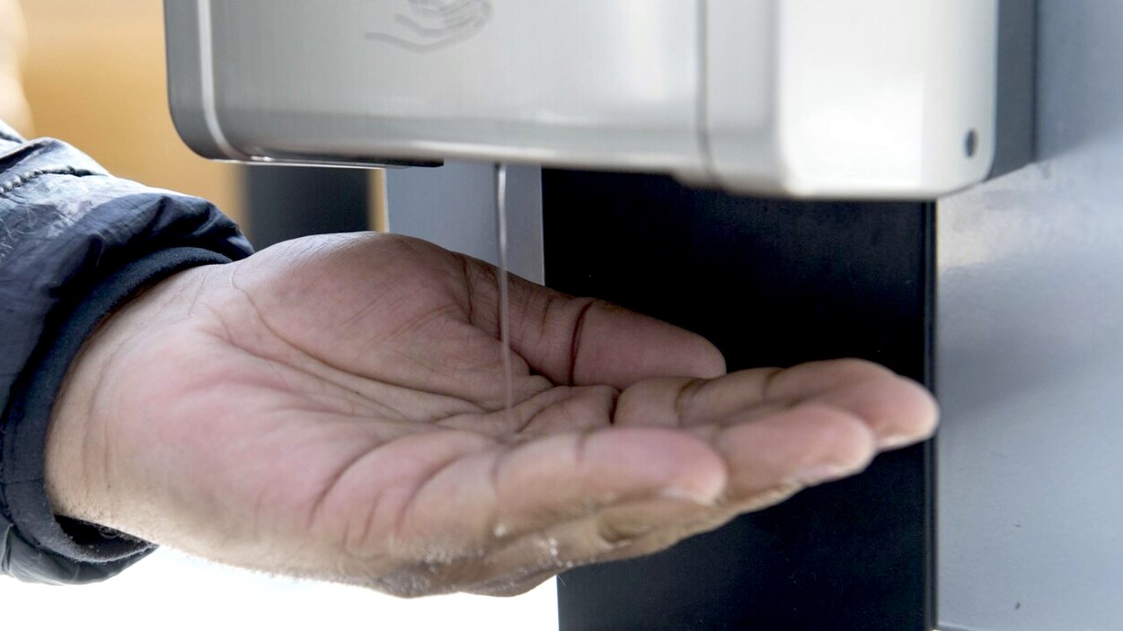 Une personne utilise une solution à base d'alcool pour se laver les mains.