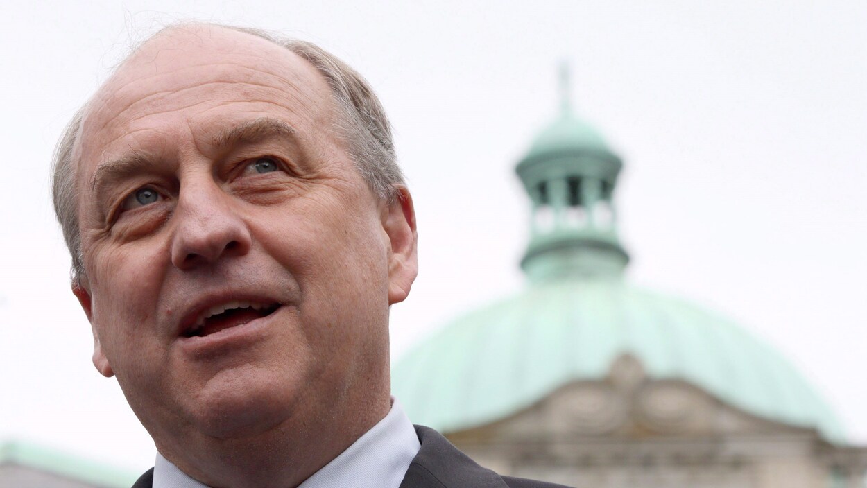 Andrew Weaver devant le parlement de Victoria, le 10 mai 2017. Le chef du Parti vert détient la balance du pouvoir en Colombie-Britannique.