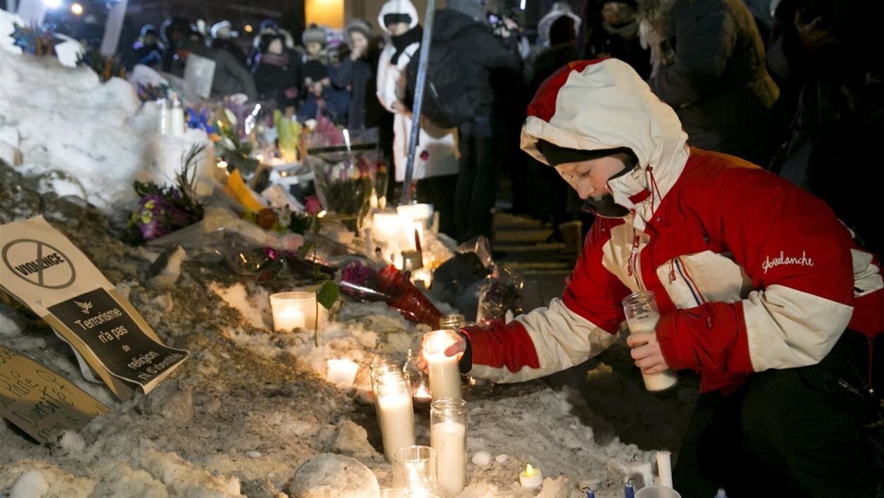 Des milliers de personnes ont participé à la veillée organisée à Québec après l'attentat de dimanche.