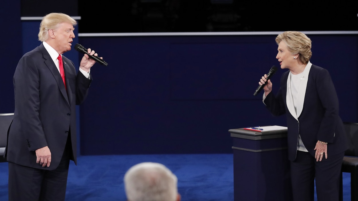 Donald Trump et Hillary Clinton lors du deuxième débat de la présidentielle, le 9 octobre 2016