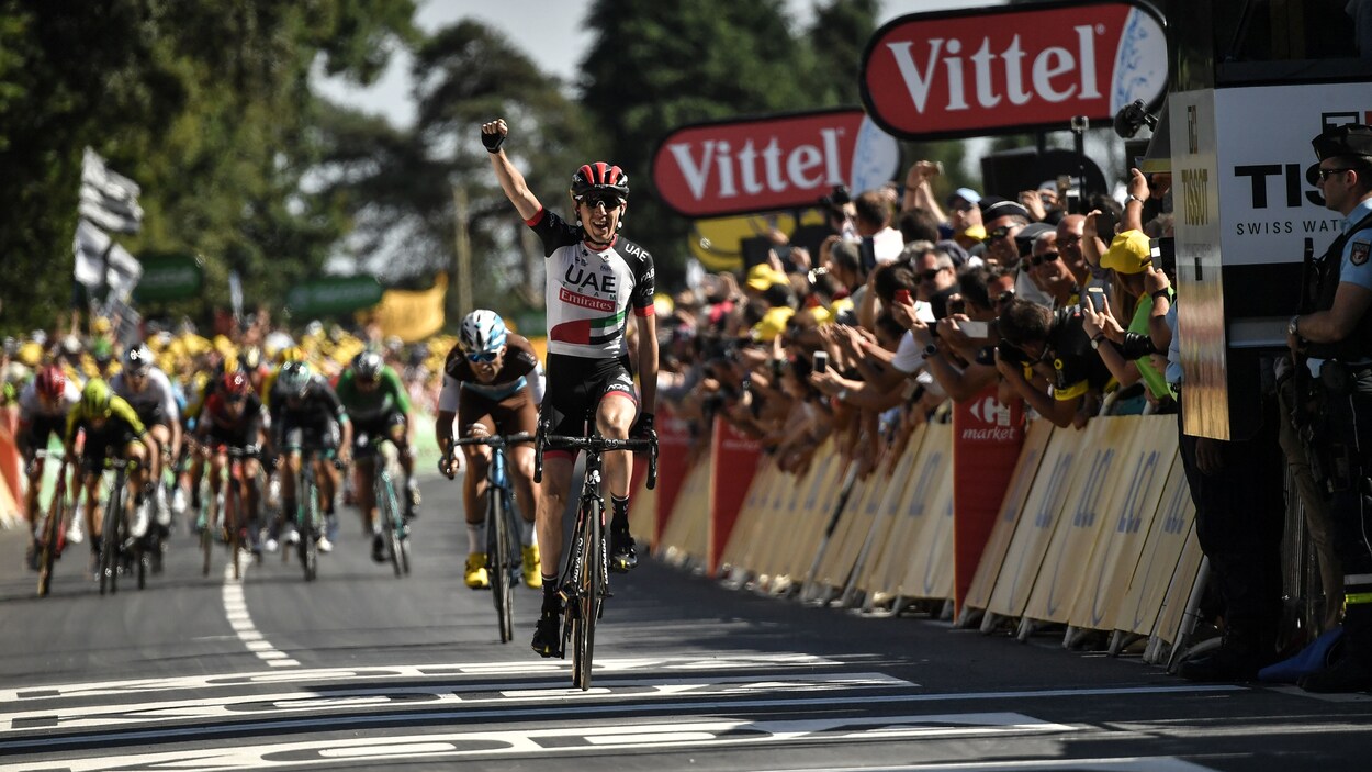 L'Irlandais célèbre sa victoire avec le poing levé à la ligne d'arrivée. L'Irlandais célèbre sa victoire avec le poing levé à la ligne d'arrivée.