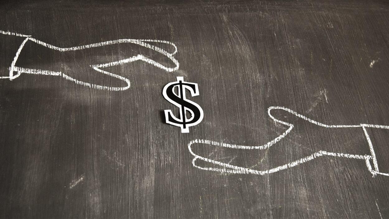 Deux mains ouvertes l'une vers l'autre, dessinées à la craie sur un tableau noir. Entre elles est posé le symbole $ découpé dans du papier.