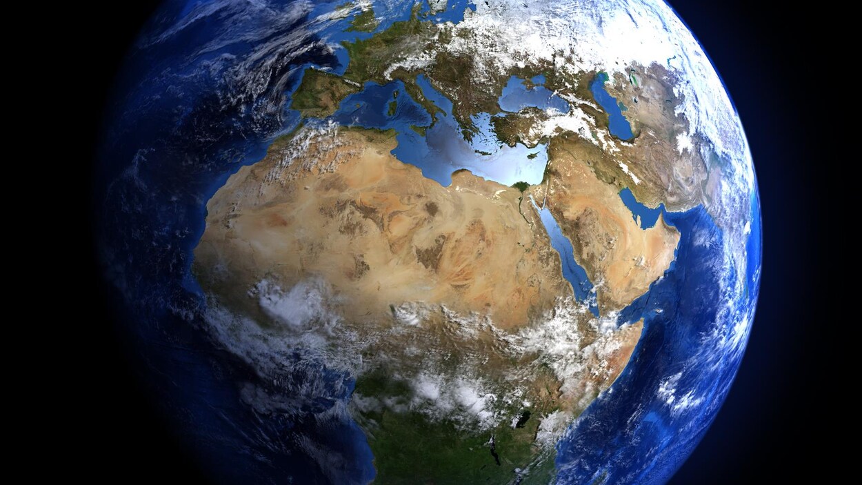 La planète Terre avec des nuages au-dessus de l'Afrique et de l'Europe.