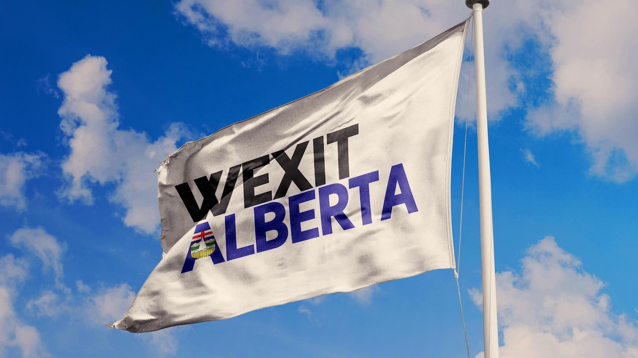 Un drapeau représentant le wexit albertain flotte dans un ciel bleu avec quelques nuages.