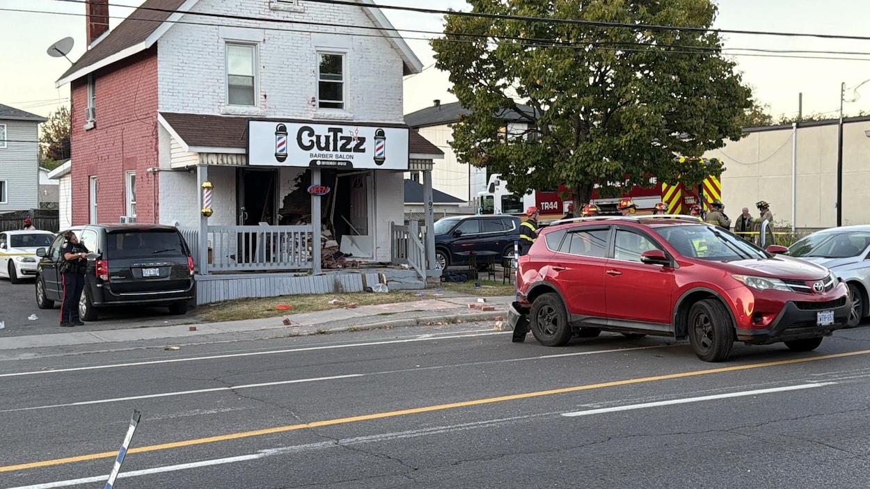 Un véhicule recule dans un salon de coiffure : un mort et un blessé