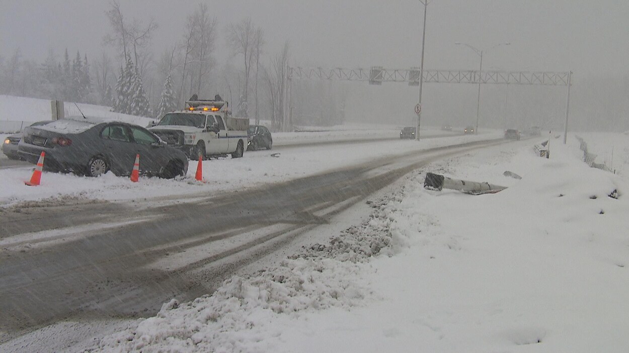 De nombreuses sorties de route sont survenues vendredi, à Sherbrooke, en raison de la tempête.