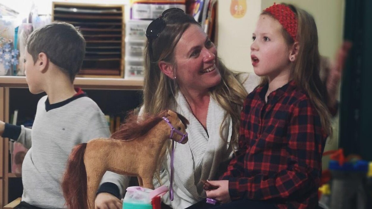 Andi Dreher, 9 ans et sa mère Lori dans une salle de jeu à l'Hôpital SickKids de Toronto