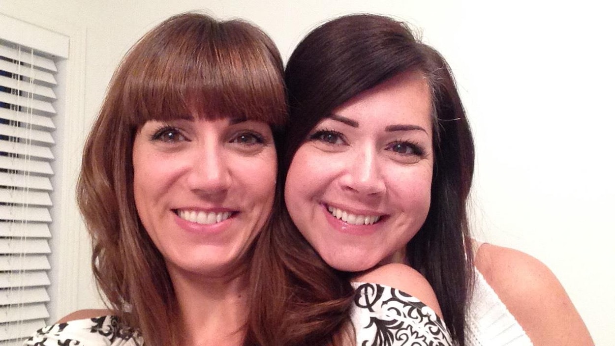 Deux femmes sourient à la caméra.