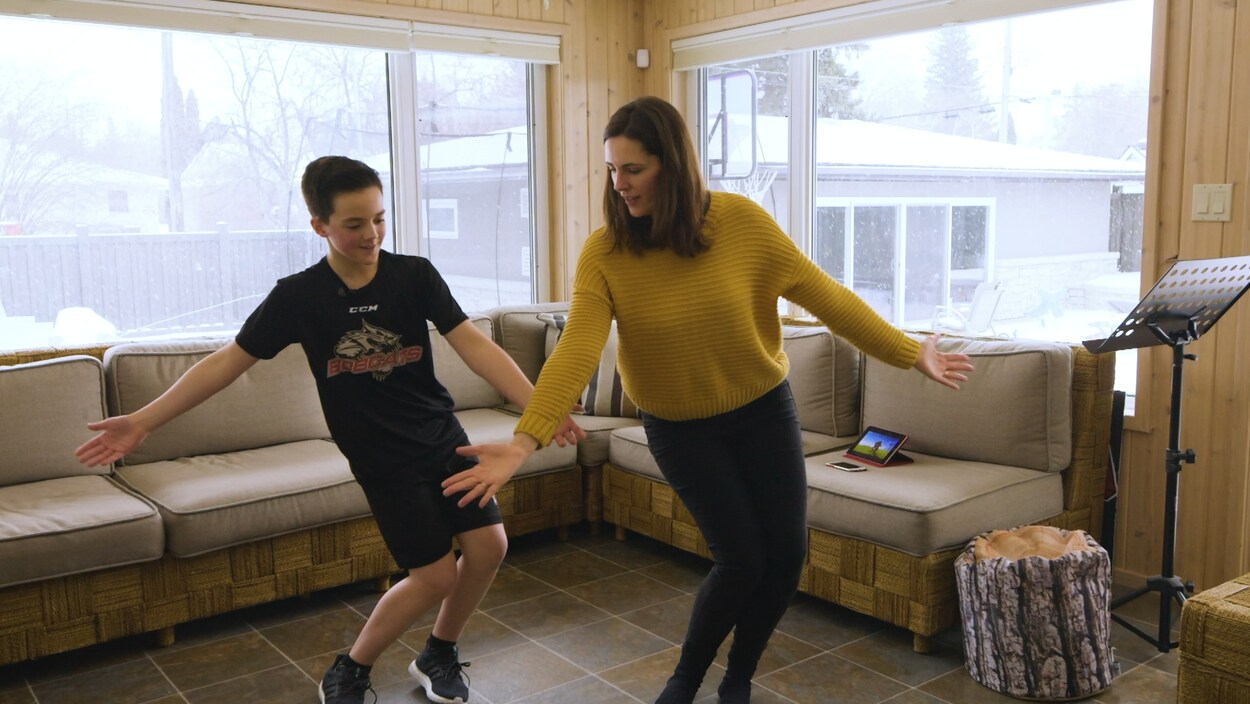 Antony Salisbury montre à Nicole Lavergne-Smith comment danser.