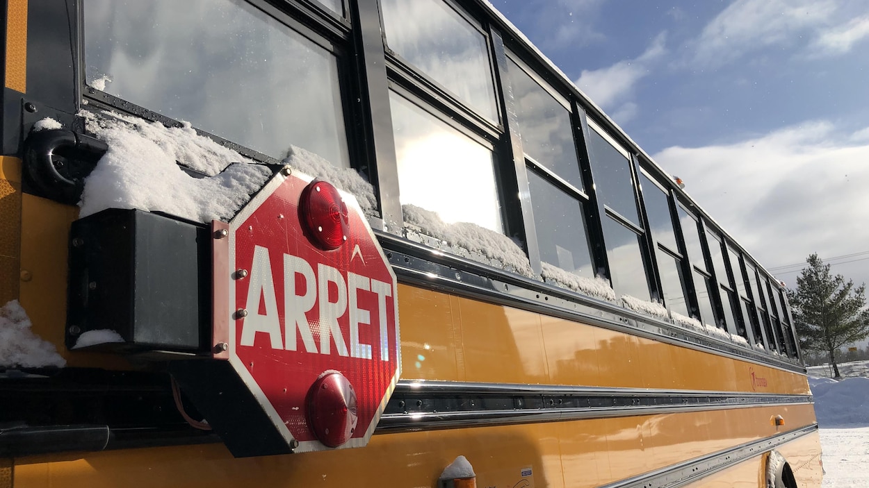 Un chauffeur quitte son autobus scolaire et abandonne les élèves dans un stationnement