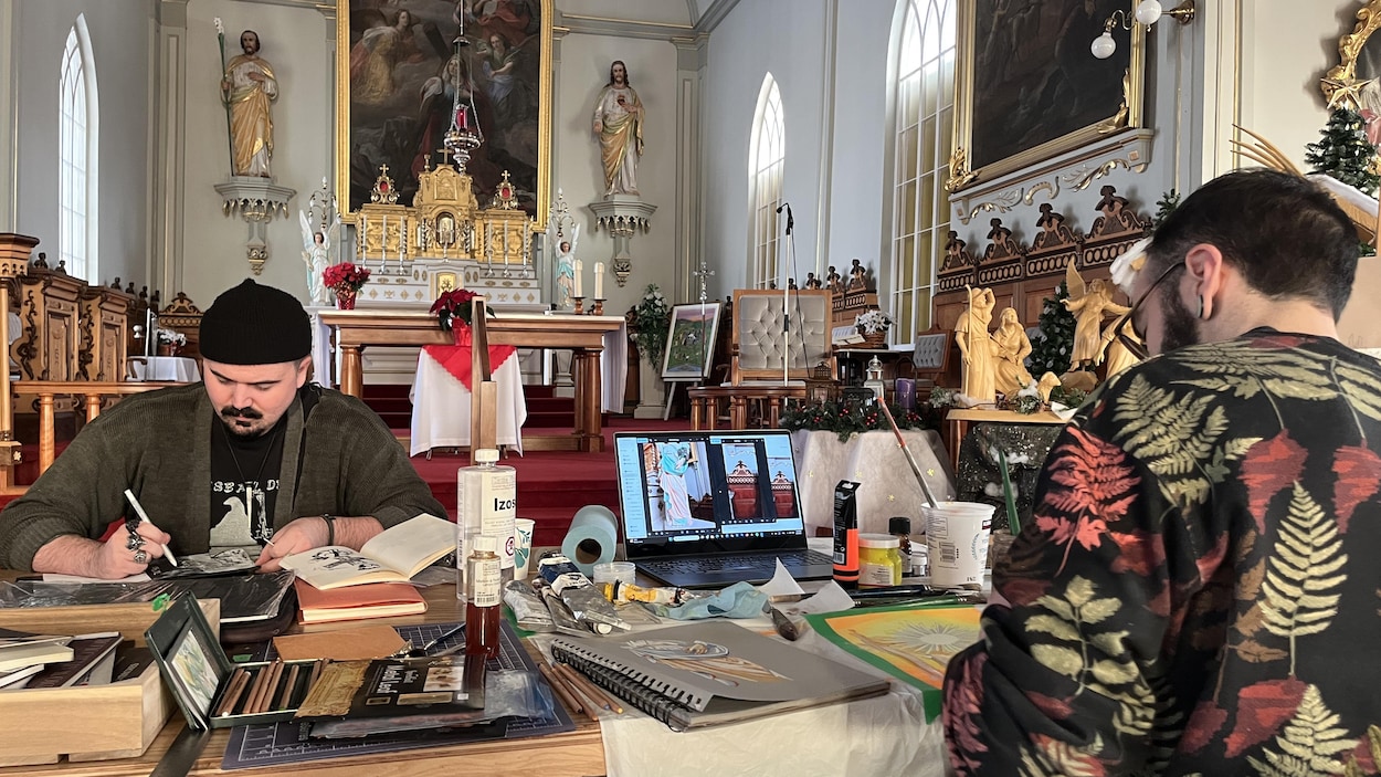 Deux artistes à l'œuvre dans une église du Kamouraska