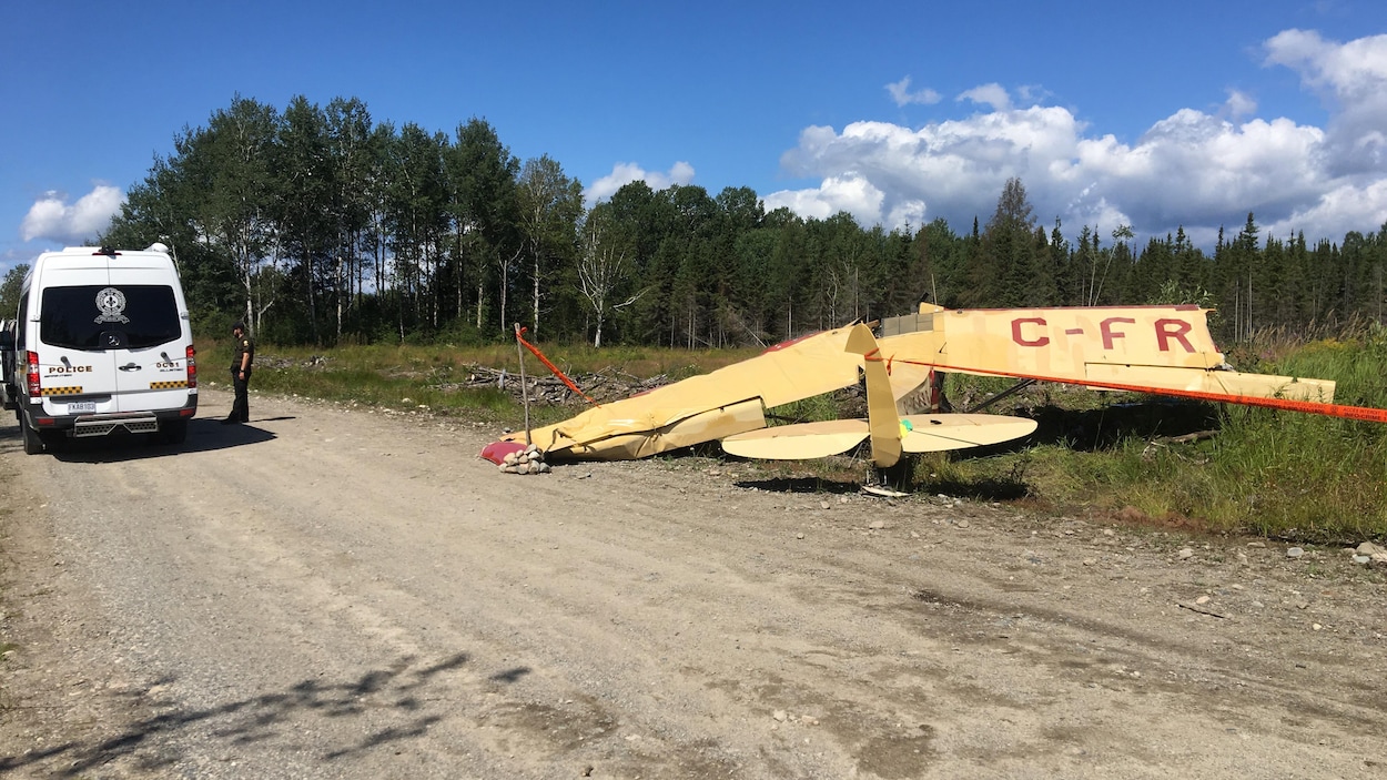 Un petit avion s'est écrasé à proximité d'un chemin de gravier.