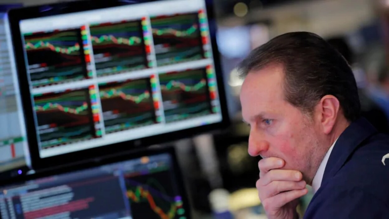 Un courtier en bourse a l'air inquiet.
