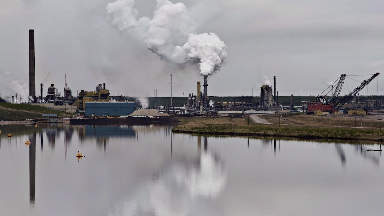 Une installation d'extraction de sables bitumineux près de la ville de Fort McMurray, en Alberta.
