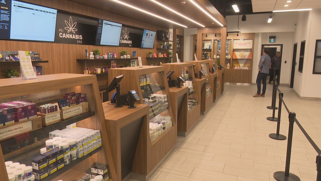 Des produits de cannabis sont disposés le long du comptoir des caisses.
