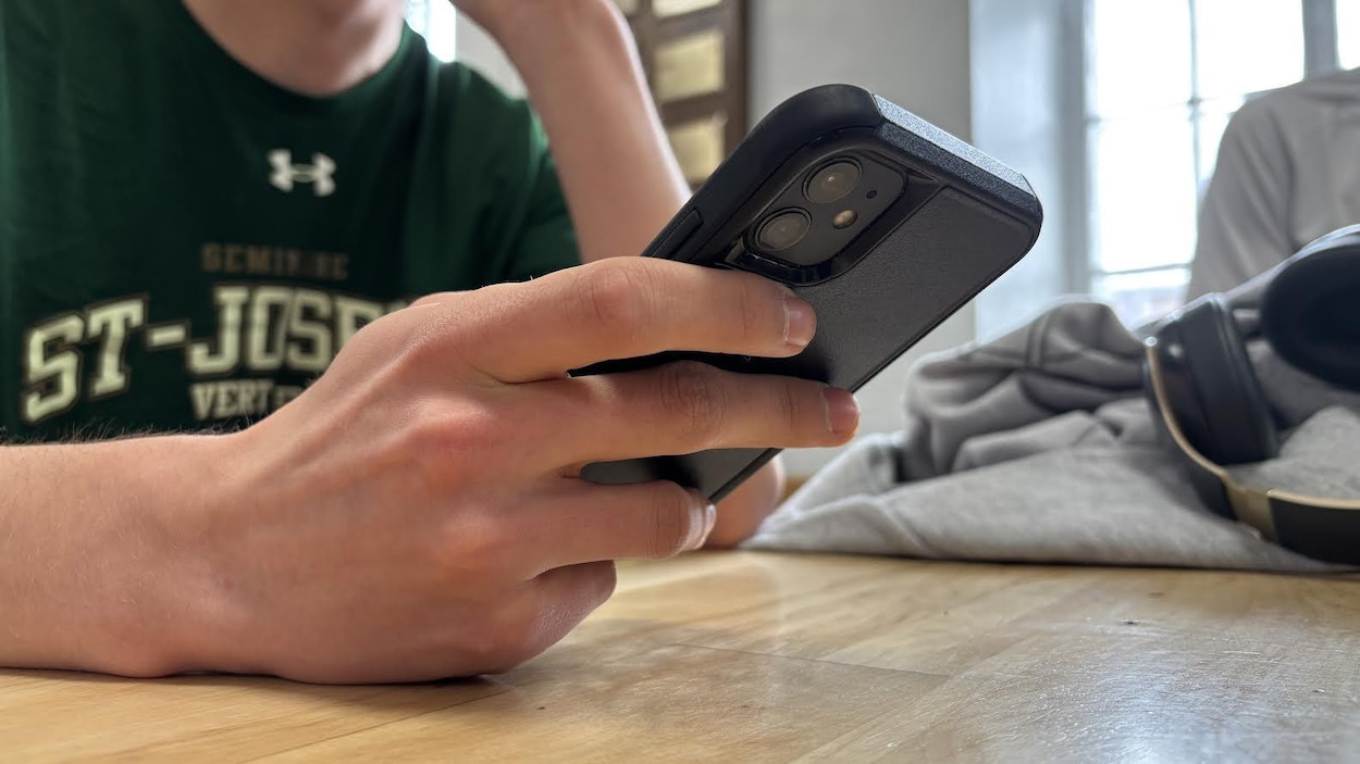 L’interdiction du cellulaire à l’école au Québec est bien accueillie