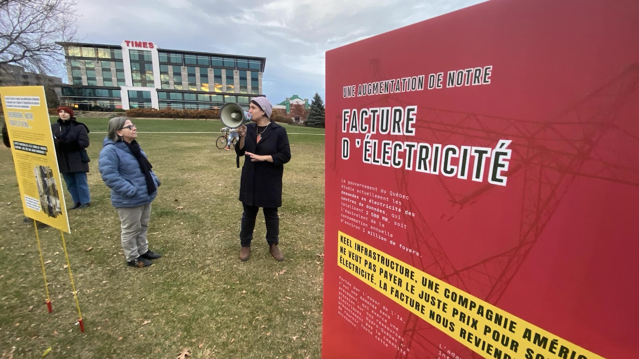 Des citoyens manifestent malgré le report des portes ouvertes de Keel Infrastructure