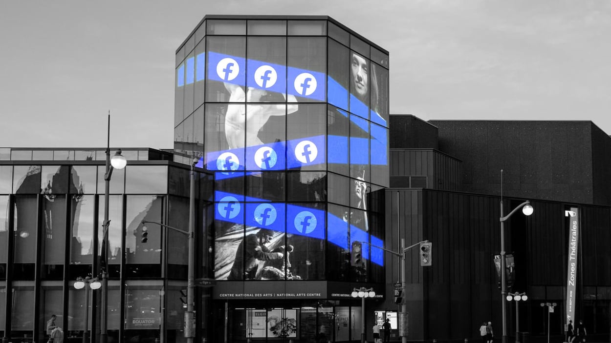 La façade du CNA affiche un bandeau avec le logo de Facebook.
