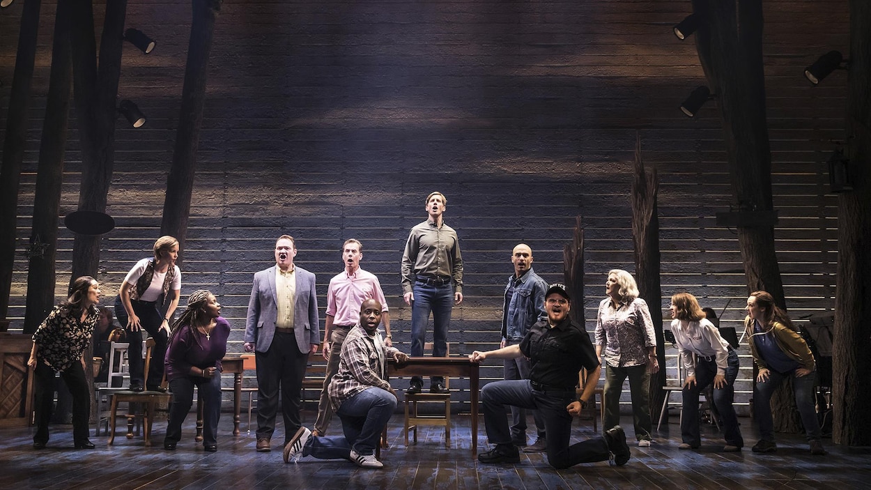 Les acteurs du spectacle «Come From Away» chantent sur scène.
